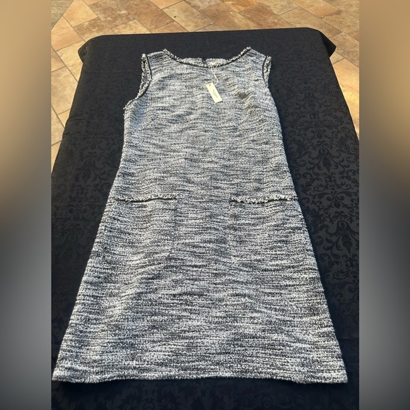 NWT Max Studio London dress size M
Pit to pit: 17”
Length: 33” - Picture 2 of 6